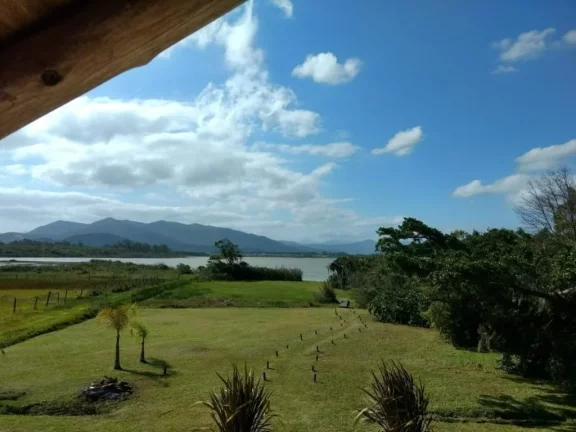 Imagem Casa Espaçosa com Vista para Lagoa em Ibiraquera, Imbituba-SC