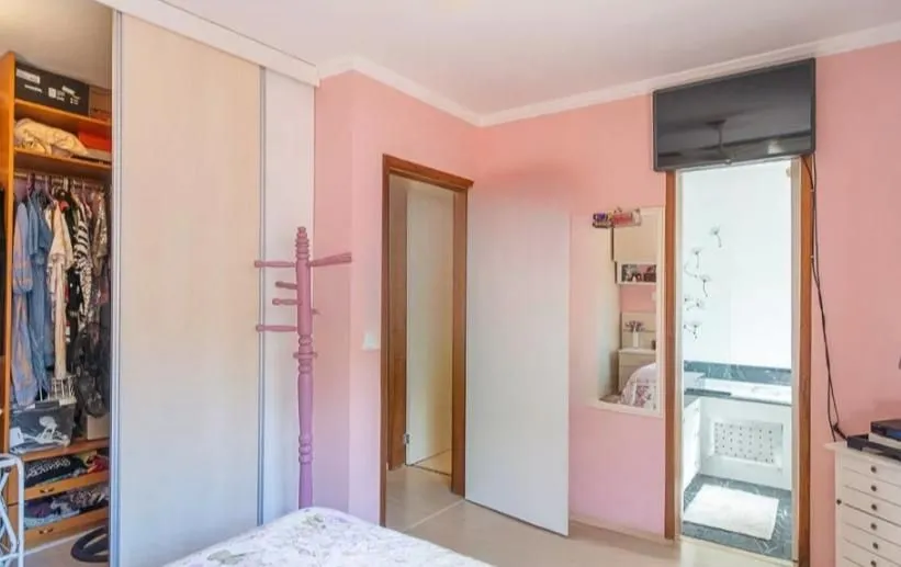 Imagem Linda casa com 3 dormitórios, sendo 1 Suíte, Sala Ampla no Condomínio de Ótima Localização