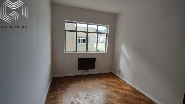 Imagem Imóvel Exclusivo na Tijuca: Apartamento com 4 Quartos, 2 Suítes, 3 Salas, 4 Vagas de Garagem e 160m² - Rio de Janeiro-RJ