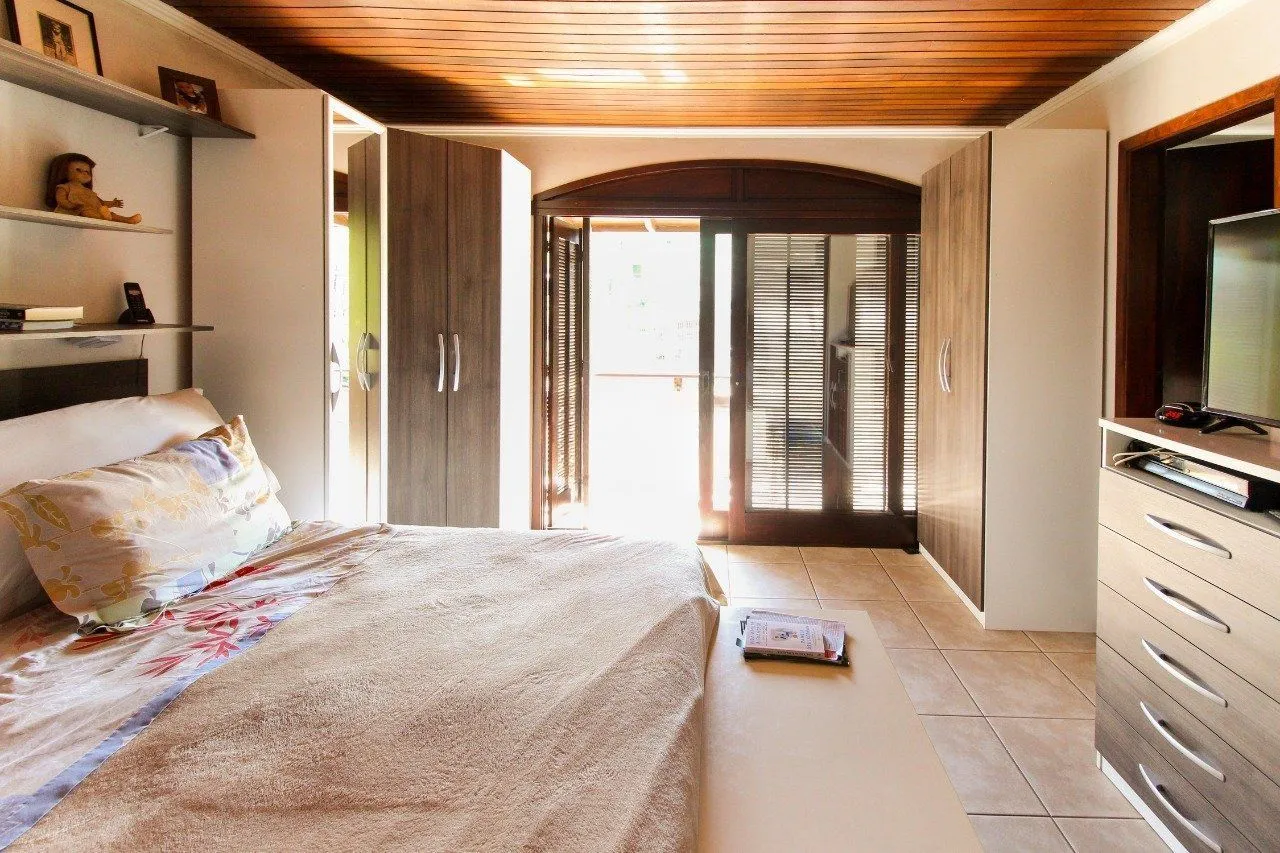 Imagem Casa com 6 dormitórios à Venda no Bairro Jardim Carvalho, Porto Alegre