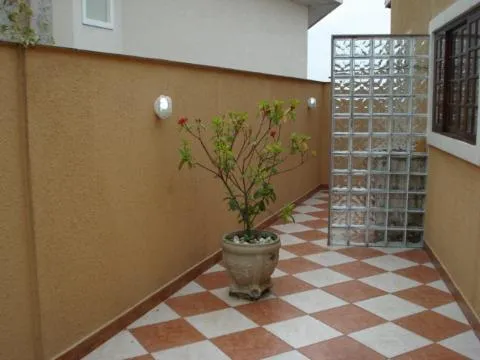 Imagem VENDA DE CASA NO CONDOMÍNIO ARUJÁ COUNTRY CLUB, 250m² c/ 2 quartos, suíte c/ sacada, salão com churrasqueira e forno de pizza e 4 vagas. CONSULTE-NOS.
