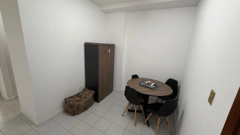 Imagem OBS ESTA SALA SERÁ VENDIDA PORTEIRA FECHADA COM AS SEGUINTE MOBÍLIAS: 1 AR CONDICIONADO, 1 MESA REDONDA COM 4 CADEIRAS, 2 MESAS EM L COM 1 CADEIRA CADA, 1 MESA DE CAFÉ, 1 ARMÁRIO PARA DOCUMENTOS E 1 ARMÉRIO DE COZINHA.
