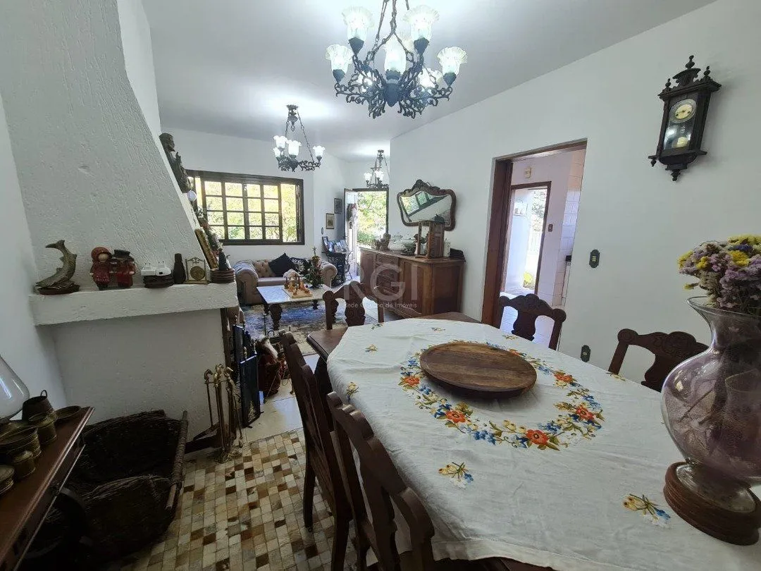 Imagem Casa em lindo terreno alto ao nível da rua medindo 10 × 32 onde consta uma residência térrea com 136m2 de área privativa,