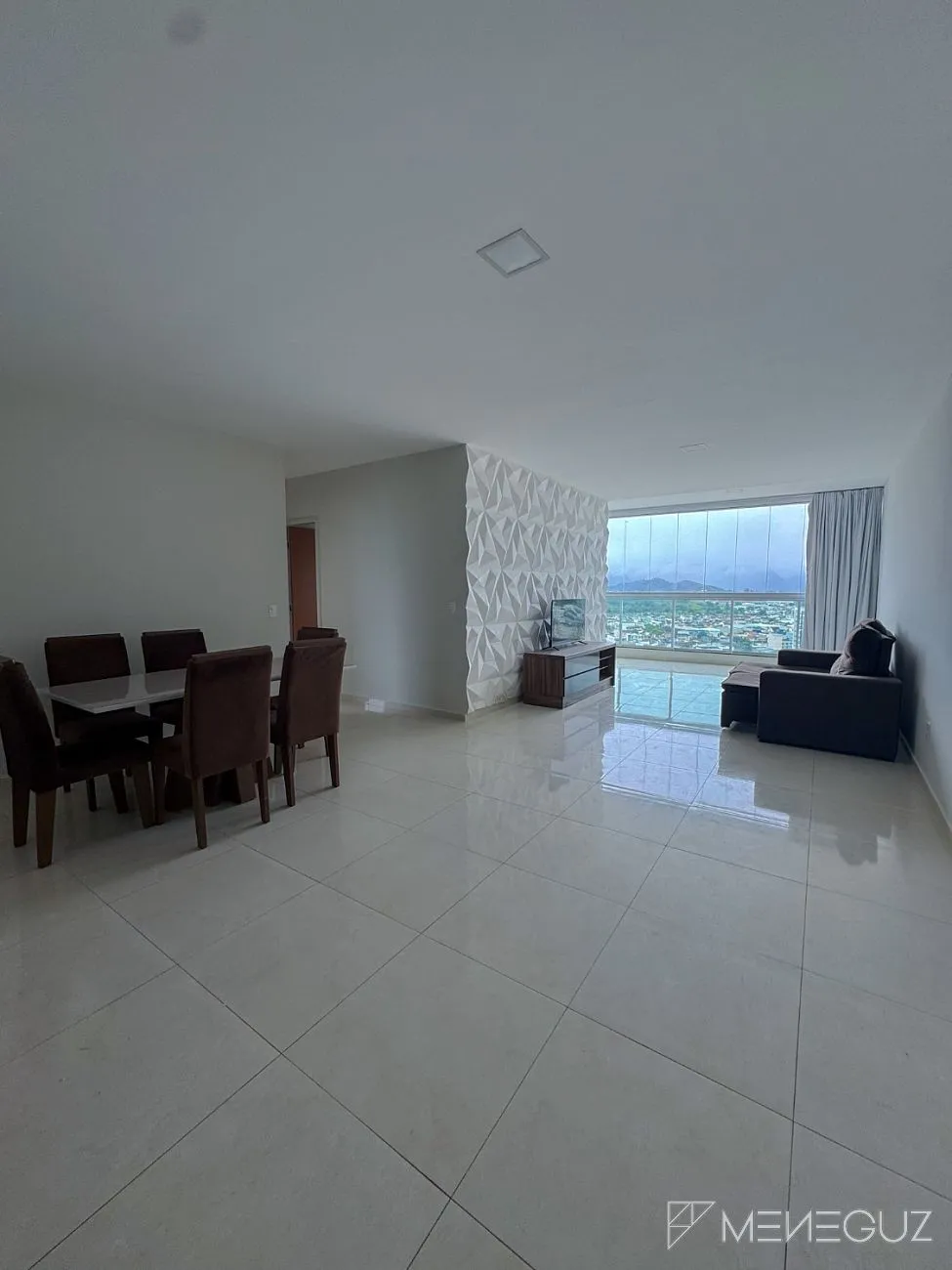 Imagem Apartamento mobiliado de 3 quartos na Avenida Praiana - andar alto, vista para as montanhas e vista discreta para o mar!
