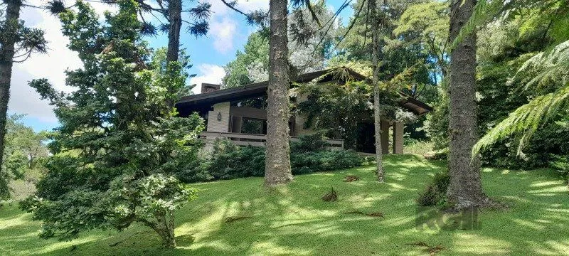 Imagem BELÍSSIMA CASA EM GRAMADO - JUNTO AO LAGO NEGRO