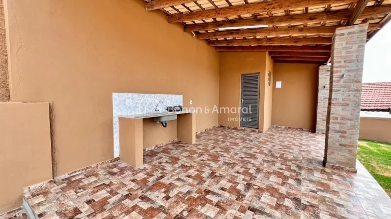 Imagem Casa Moderna com 3 Dormitórios

Dormitórios: 3 quartos, sendo 1 suíte com banheiro privativo.
Sal...