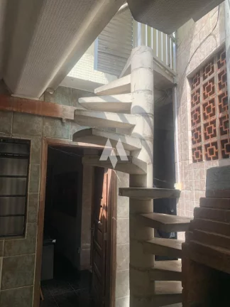 Imagem Casa Sobreposta Alta com Edícula em Santos,145m², 3 Vagas de Garagem e no bairro do Boqueirão