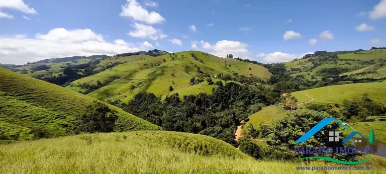 Imagem Invista em Tranquilidade: Terreno com Cachoeira e Vista Incrível!