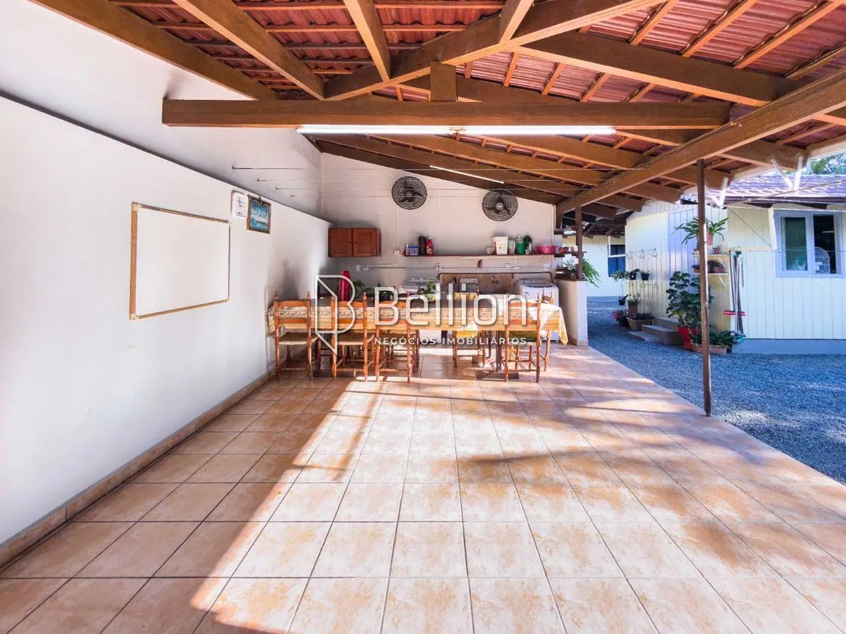 Imagem Com duas casas e 2.500m de terreno, medindo 50x50m, essa propriedade é a escolha certa para quem valoriza espaço e quer um imóvel que proporcione várias possibilidades.