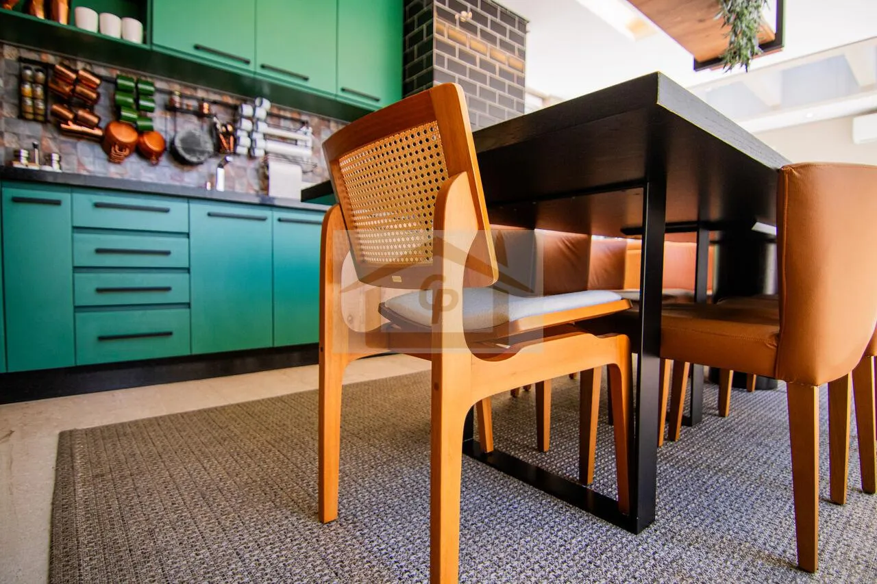 Imagem Casa de estilo Neo-Clássico recém-reformada e ampliada, 4 quartos sendo 2 suítes, 4 vagas