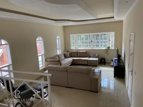"Espetacular Sobrado de Luxo em Condomínio Exclusivo: Tranquilidade e Sofisticação nos Alpes da Cantareira!"
