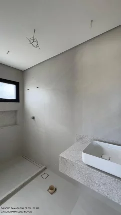 Imagem Espetacular Casa de Alto Padrão em Condomínio na Vila de Abrantes, Camaçari-BA: 5 Quartos, 5 Suítes, 3 Salas, 1 Banheiro, 4 Vagas, 310m² de Área. Venha Conferir!