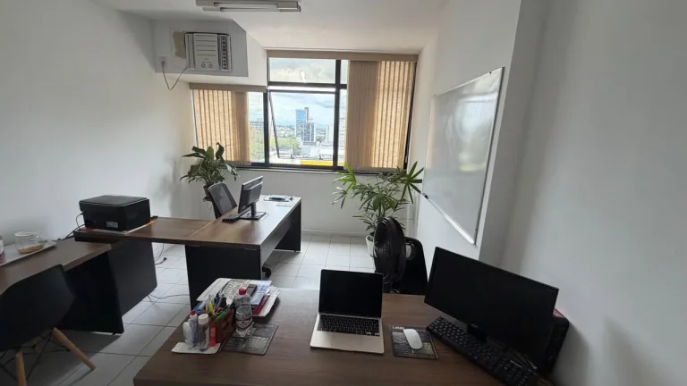 Imagem OBS ESTA SALA SERÁ VENDIDA PORTEIRA FECHADA COM AS SEGUINTE MOBÍLIAS: 1 AR CONDICIONADO, 1 MESA REDONDA COM 4 CADEIRAS, 2 MESAS EM L COM 1 CADEIRA CADA, 1 MESA DE CAFÉ, 1 ARMÁRIO PARA DOCUMENTOS E 1 ARMÉRIO DE COZINHA.