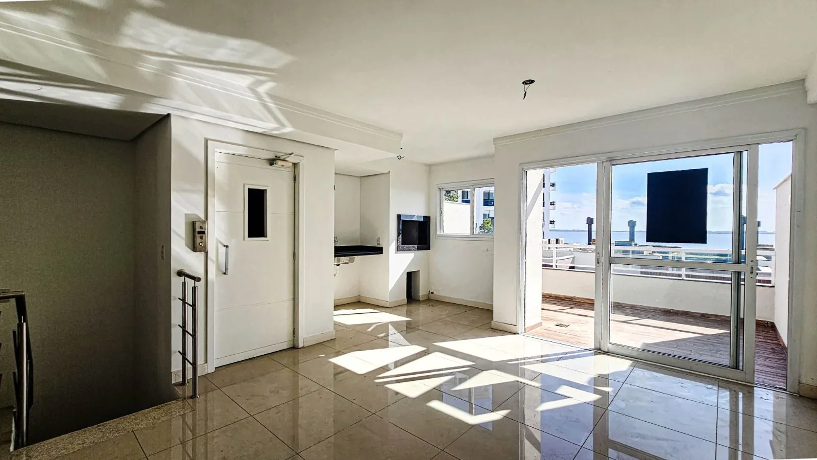 Imagem Casa 3 andares de 250,88m², com elevador novo