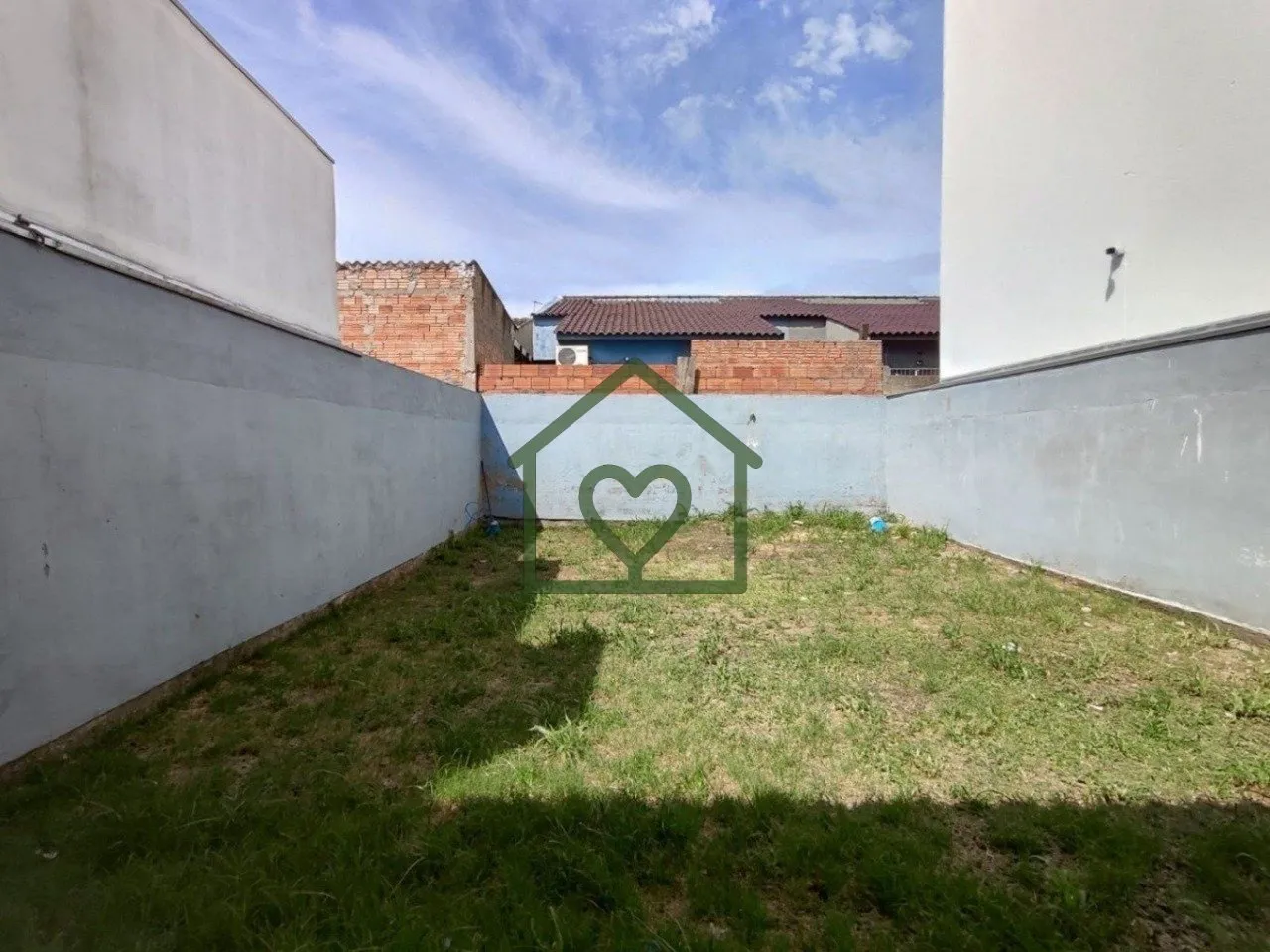 Imagem Casa com 2 dormitórios, 2 vaga de estacionamento coberta, localizada no bairro Jardim Algarve, em A...