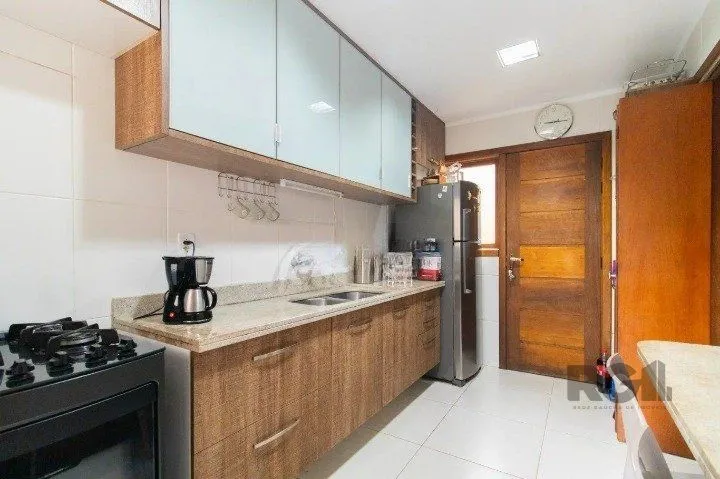 Imagem Casa em condomínio na zona sul, 3 quartos, suíte, lareira, churrasqueira, 2 vagas de garagem coberta.