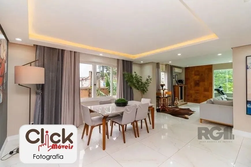 Imagem Apartamento 4 dormitórios, sendo 1 suíte, 193 m² de área privativa e 2 vaga(s) de garagem. Localizado na Rua/Av. Carlos Gomes, no bairro Auxiliadora em Porto Alegre.