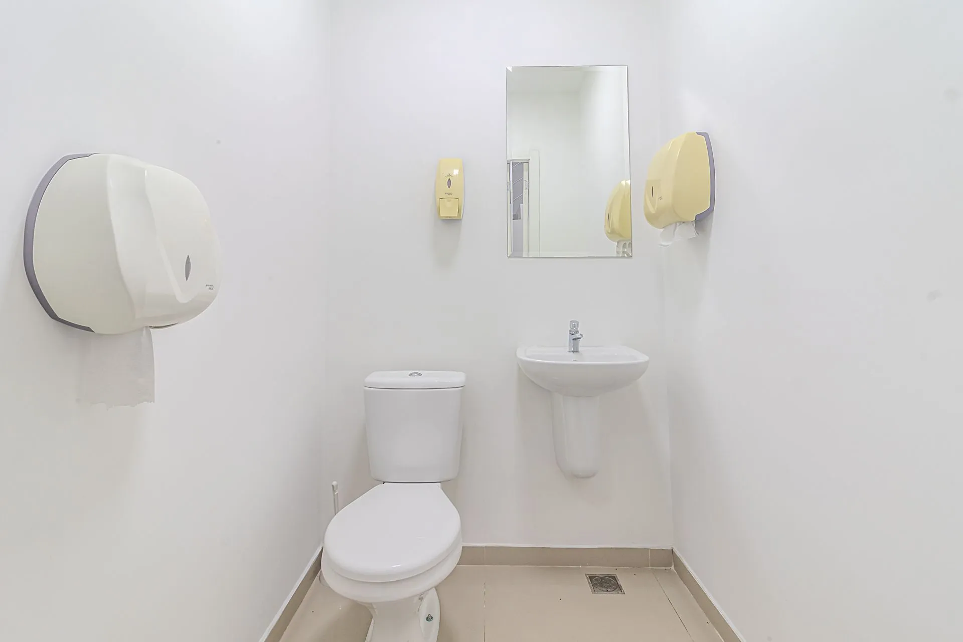 Imagem : MÁFFER IMÓVEIS ALUGA LOJA COMERCIAL COM 351M² DE ÁREA PRIVATIVA toda REFORMADA com excelente fachada e espaço para estacionamento em frente ao imóvel, ideal para empresas que buscam visibilidade e facilidade de acesso.
