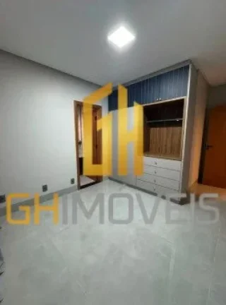 Imagem A casa possui:

-3 suítes amplas
-Mobiliada inclusive com eletrodomésticos:
-Smartv OLED
-Sofá re...