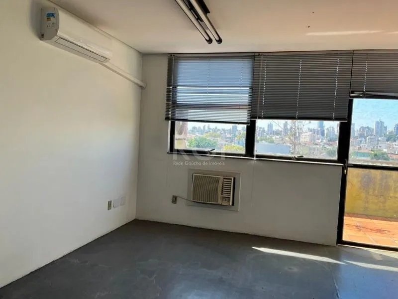 Imagem MÁFFER IMÓVEIS ALUGA - SALA COMERCIAL com 98 m² de área privativa, localizada em uma das avenidas mais estratégicas do bairro Floresta, com fácil acesso às principais vias, BRs e ao Aeroporto Salgado Filho.