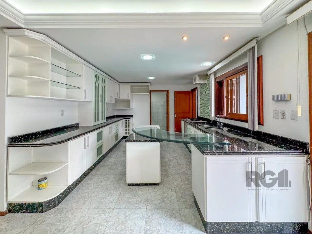 Imagem Com 4 suítes espaçosas, incluindo uma master com closet,