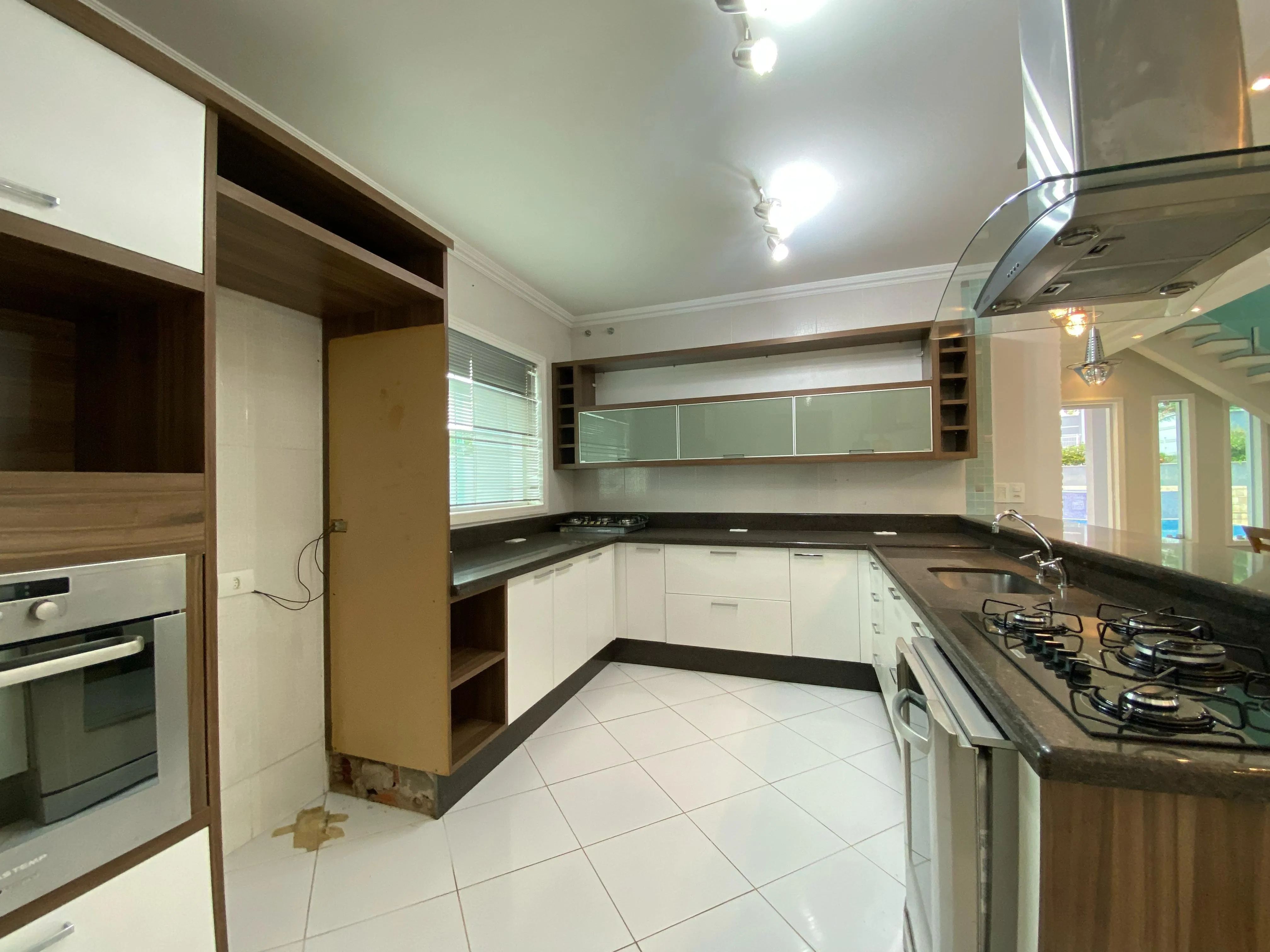 Imagem Exclusivo sobrado de alto padrão no Residencial Saint Charbel à 15min. do Parque Campolim e Shopping Iguatemi