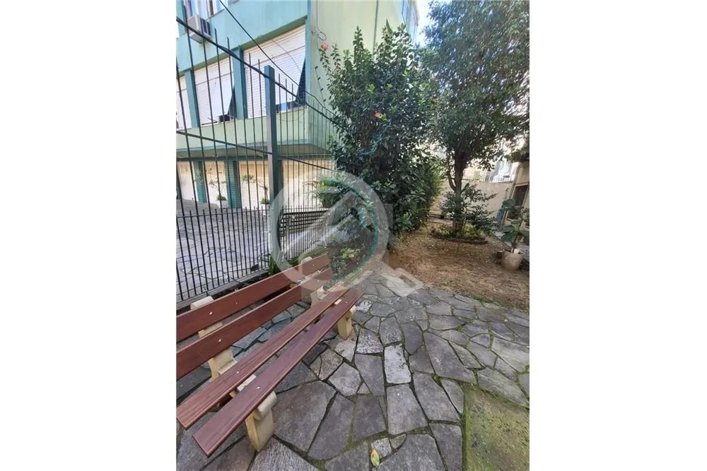 Imagem Apartamento de 2 quartos, banheiro, sala e cozinha, parcialmente mobiliado, situado em uma região p...