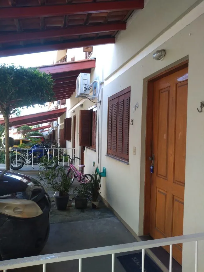 Imagem Casa em condomínio fechado com 94m2, 3 dormitórios no bairro Camaquã.