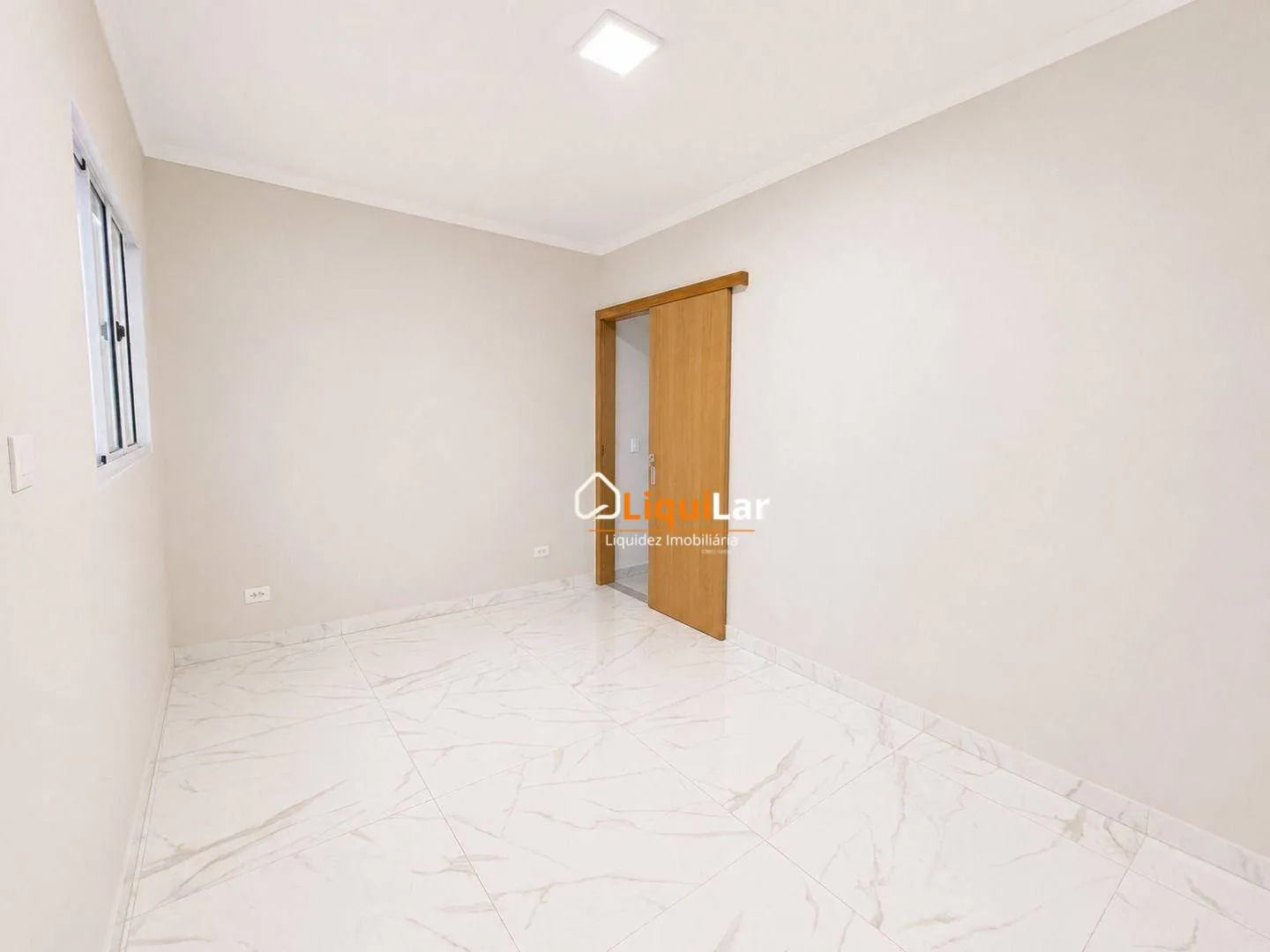 Imagem Casa à Venda no Residencial Carlota I com 3 Quartos, Suíte, Área Gourmet e Condomínio Exclusivo