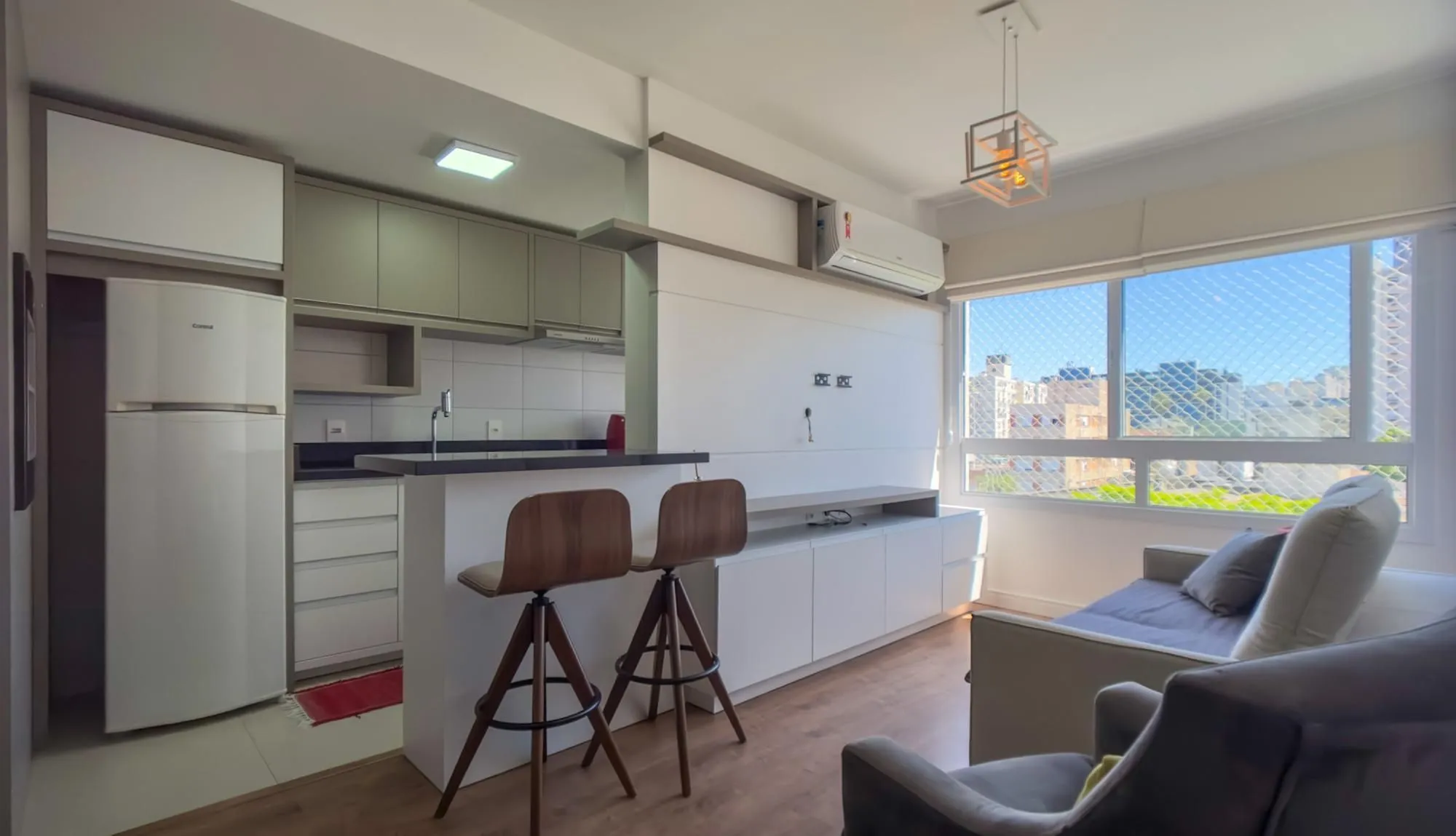 Excelente apartamento 2 dormitorios semi mobiliado localizado na cidade baixa