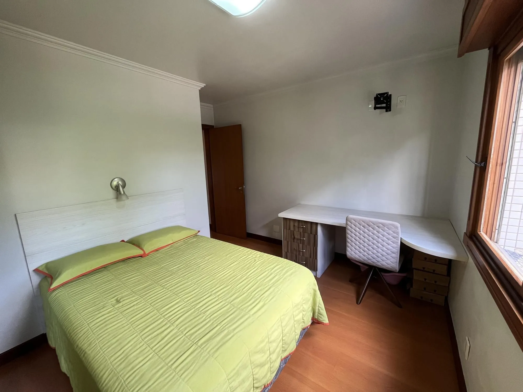 Imagem Apartamento de 3 quartos, suíte e 2 vagas de garagem no bairro Santana em POA