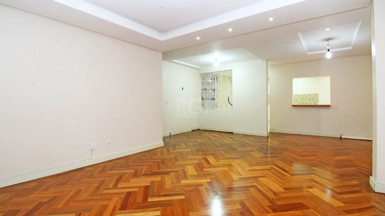 Imagem Casa com quatro (4) dormitórios, duas (2) vagas de garagem, no bairro Passo da Areia em Porto Alegre.
