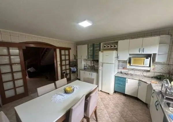 Imagem Ótima casa no bairro Jardim Lindóia, com 4 quartos, pátio amplo e área com churrasqueira