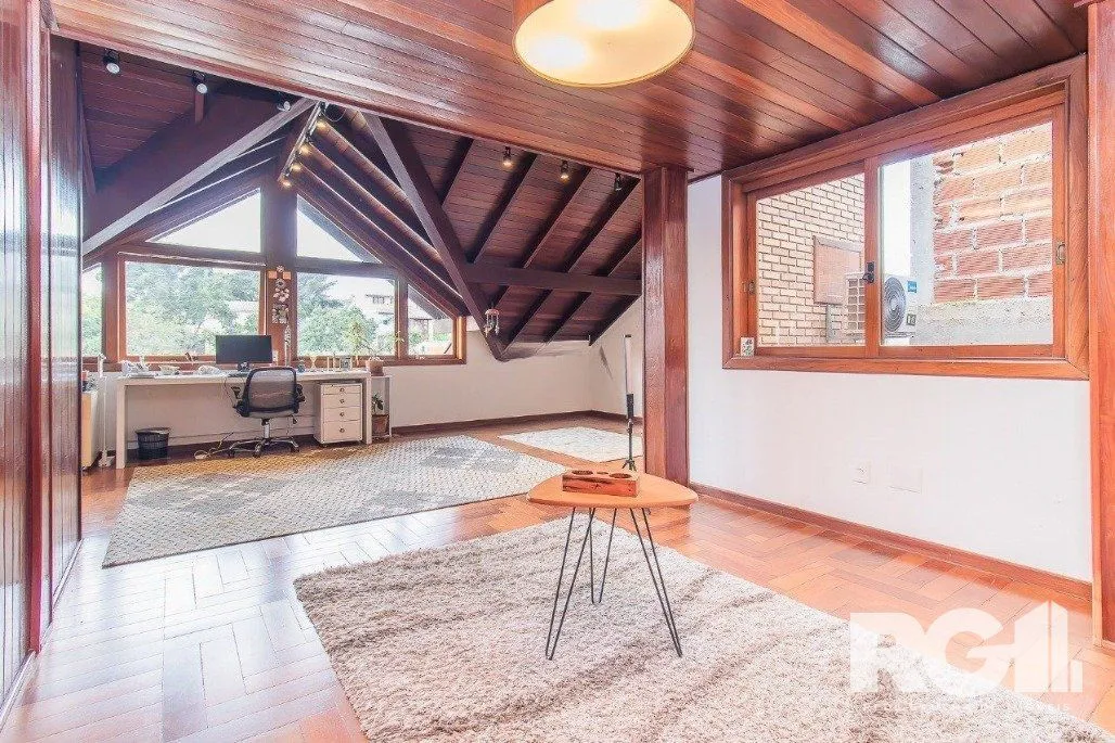Imagem Casa espaçosa com 3 dormitórios, pátio com piscina e 4 vagas