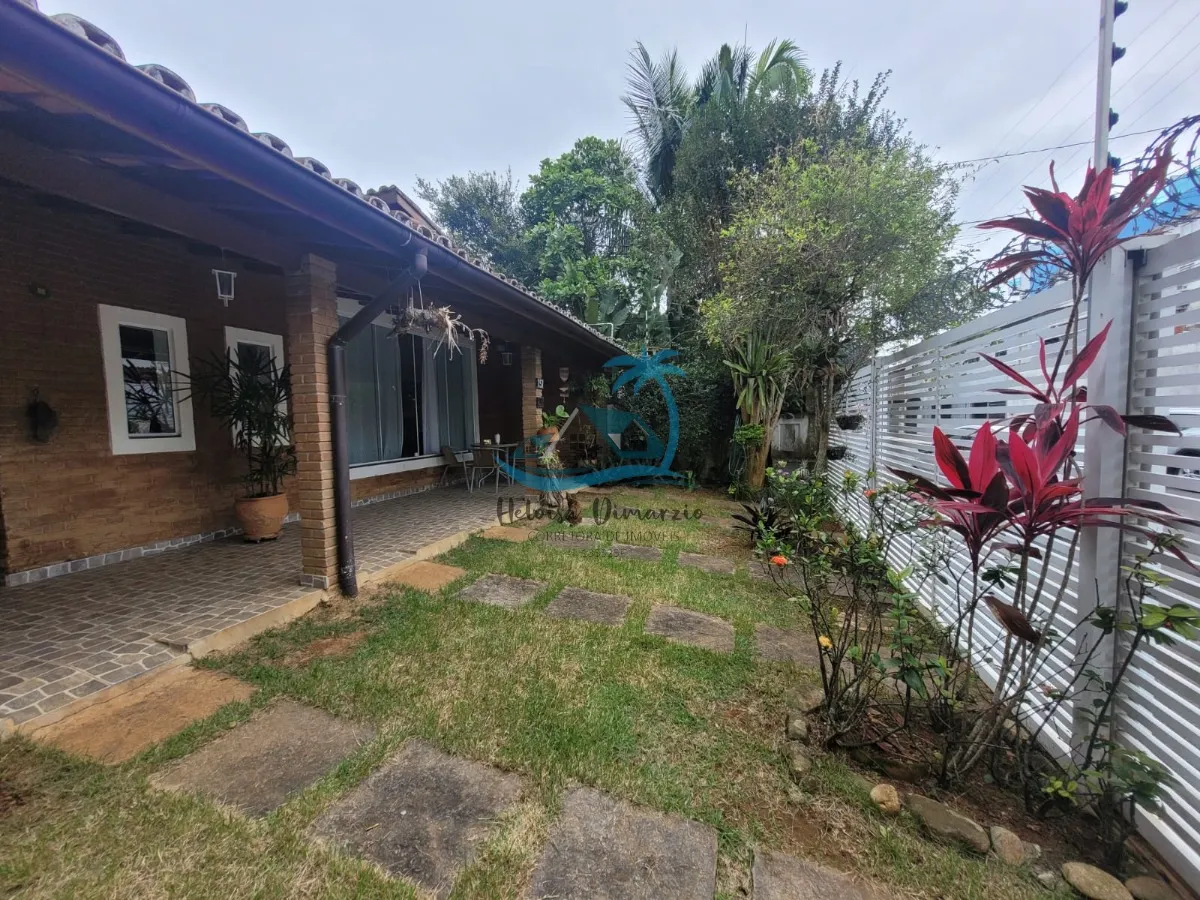 Imagem Excelente casa térrea com 5 dormitórios a venda à 200 metros da orla do Itaguá em Ubatuba.