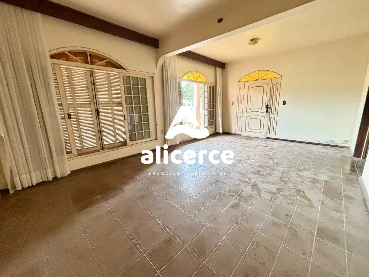Imagem Casa com 4 Quartos e 3 banheiros à venda, 320m² no bairro Balneário em Florianópolis