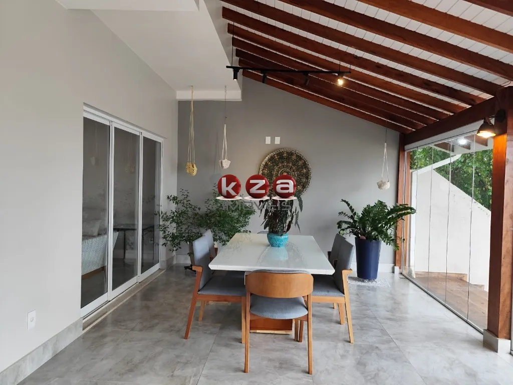 Imagem Imperdível! LInda Casa em condomínio na cidade de Valinhos-SP, : 3 quartos, 1 suíte, 2 salas, 2 banheiros, 2 vagas de garagem, 210m².