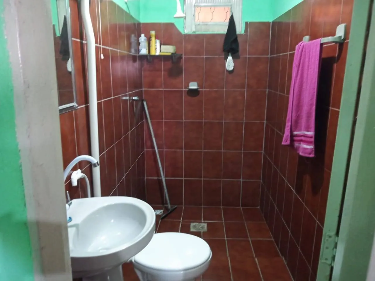 Imagem Casa 2 quartos, e espaço Comercial anexo. Terreno amplo com quintal.