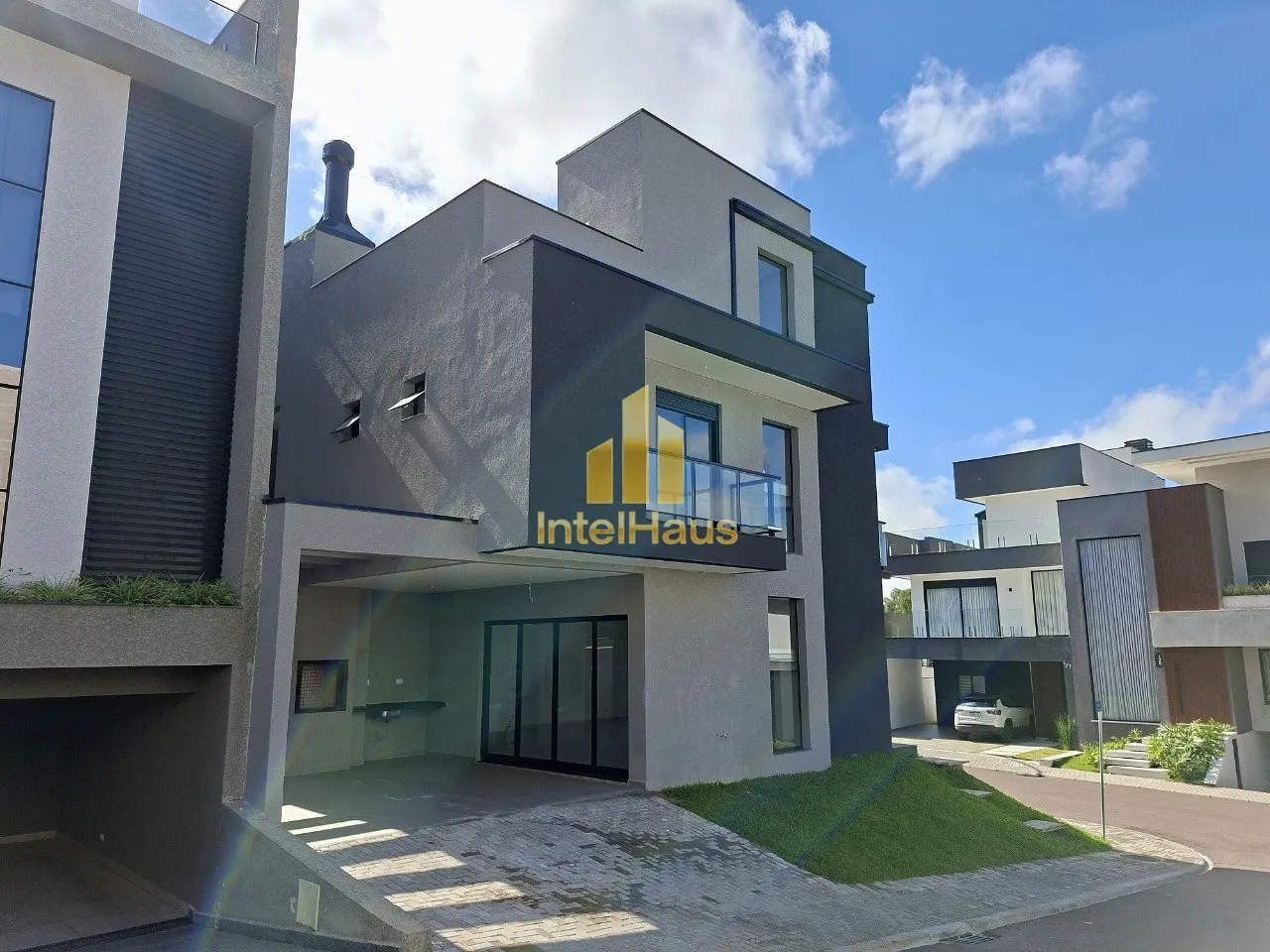 Imagem Apresentamos este sobrado recém-construído no Residencial Alto Boulevard, com arquitetura contempo...