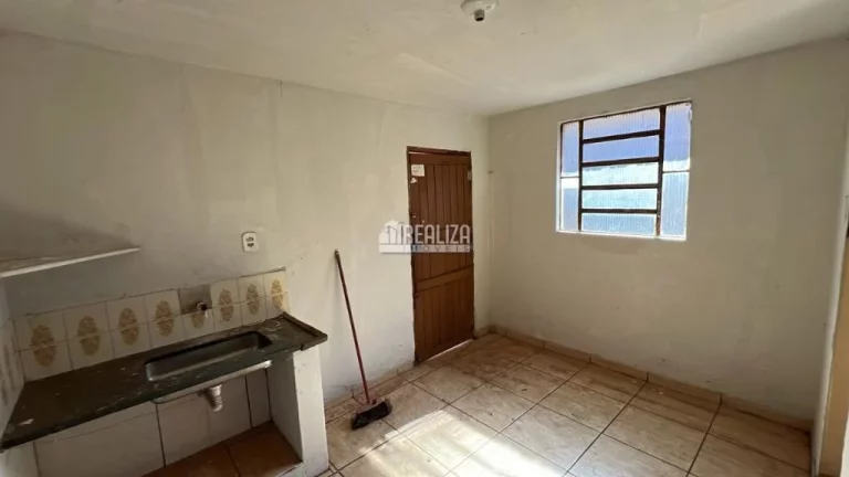 Imagem Casa à venda no bairro Vila Militar, Uberaba - 2 dormitórios e amplo quintal!