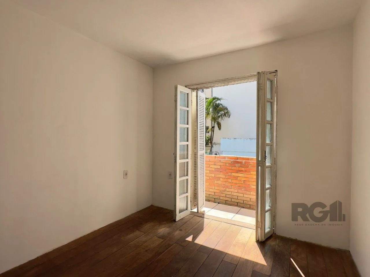 Imagem CASA COM 4 DORMITÓRIOS E PÁTIO COM CHURRASQUEIRA NO CENTRO HISTÓRICO
