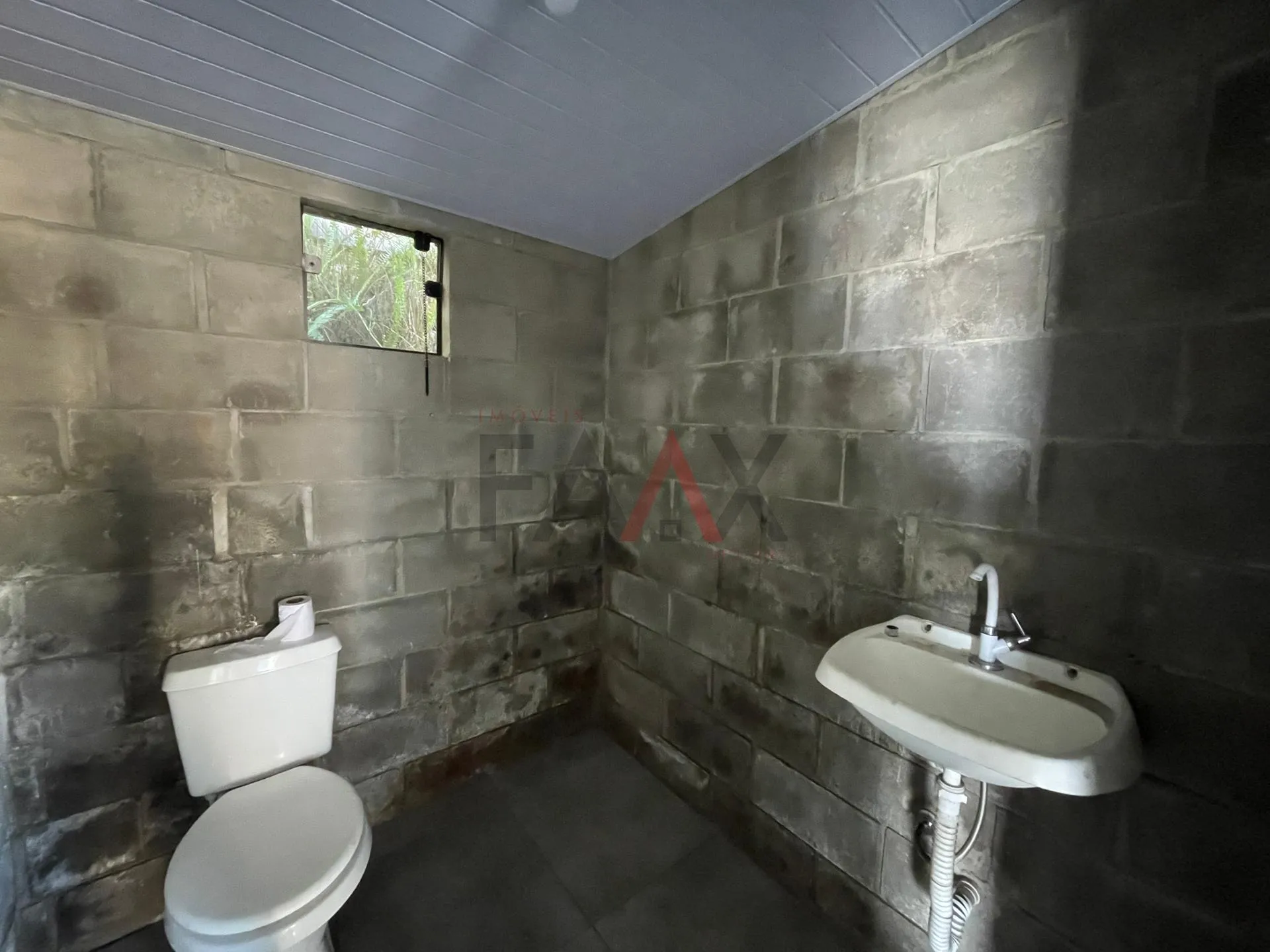 Imagem Barracão Comercial para Locação em Bonsucesso com 150m .