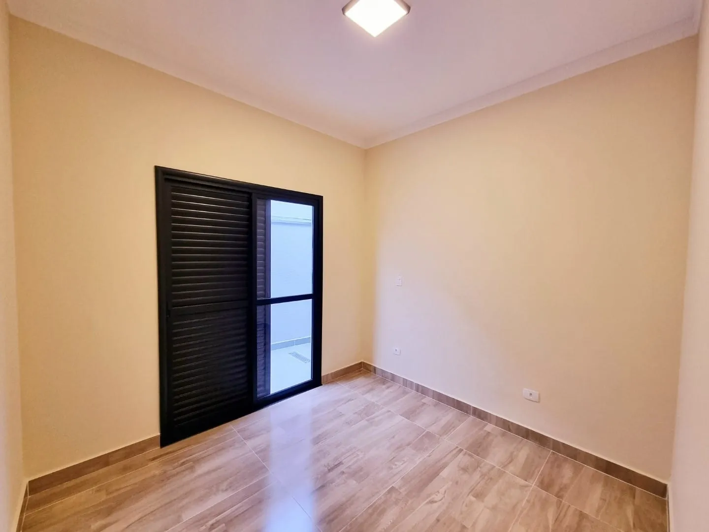 Imagem Exclusiva Casa Moderna no Condomínio Vila Romana: Ambientes Integrados, Área Gourmet, Suíte Ampla e Detalhes em LED para Conforto e Sofisticação