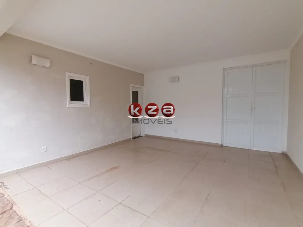 Imagem Casa de Alto Padrão em Condomínio Exclusivo em Vinhedo-SP: 3 Quartos, 1 Suíte, 3 Salas, 3 Banheiros, 4 Vagas de Garagem.