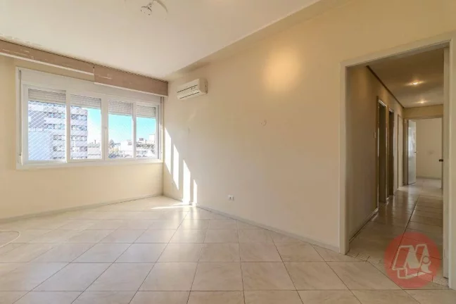 Imagem No Menino Deus 102 m², 2 dormitórios com sacada. e todo mobiliado.
