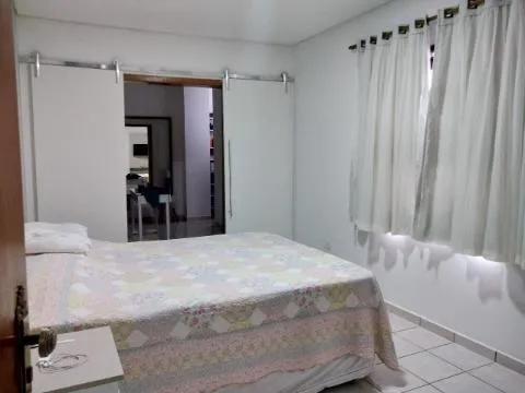 Imagem VENDA DE SOBRADO NO JARDIM VIA DUTRA, EM ARUJÁ/SP, 58m² com 3 quartos, suíte, cozinha com armários, varanda com churrasqueira e 02 vagas. CONSULTE-NOS