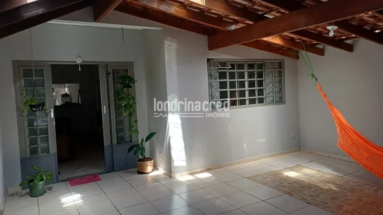 Imagem Casa com laje, 2 quartos (1 suíte com banheira), sala, copa e cozinha conjugadas, garagem para 2 carros, churrasqueira, portão eletrônico e ótima localização
