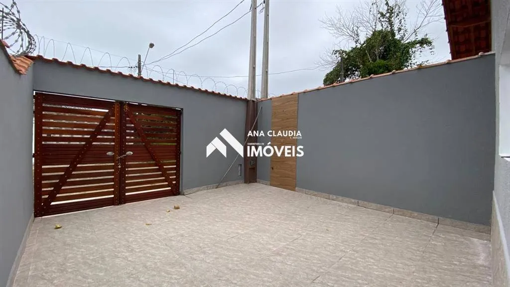 Imagem Casa nova com piscina na praia de Itanhaém, 400 metros da Av. marginal lado serra.