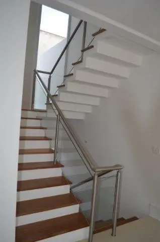 Imagem VENDA DE SOBRADO NO CONDOMÍNIO VERDES LAGOS, EM ARUJÁ/SP, com 453m², 05 suítes, piscina, churrasqueira, 03 salas e 04 vagas cobertas, CONSULTE-NOS.