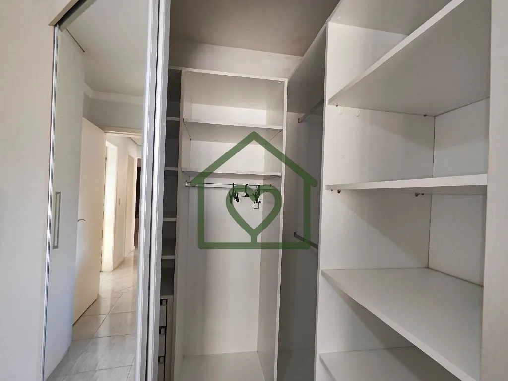 Imagem Apartamento de 3 dormitórios, semi mobiliado, com vaga de garagem no bairro Cavalhada. Living esten...